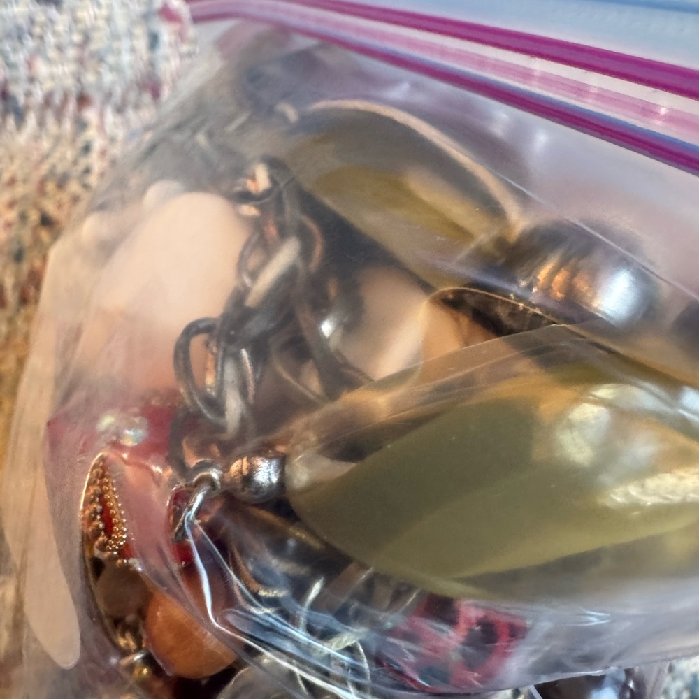 Ziplock bag filled with chunky (mostly) vintage necklaces - Picture 10 of 10